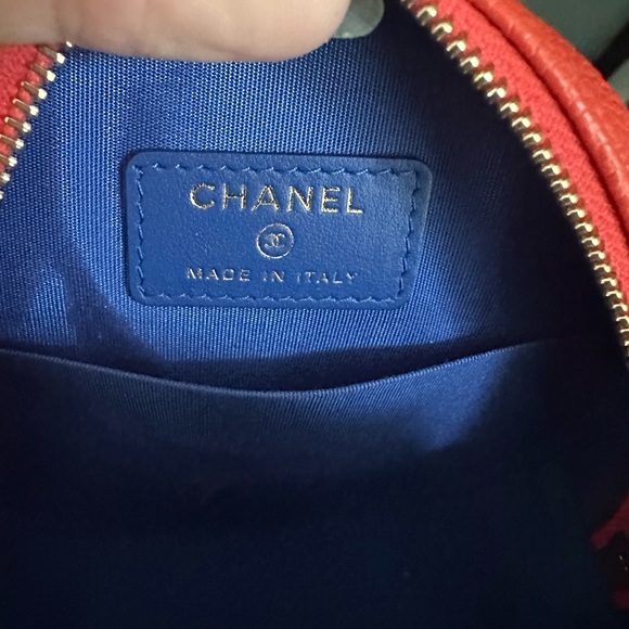 CHANEL Caviar Quilted Filigree cross body purse and dust bag. - Picture 4 of 8